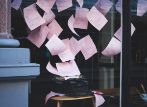 Skrivmaskin med flygande papper