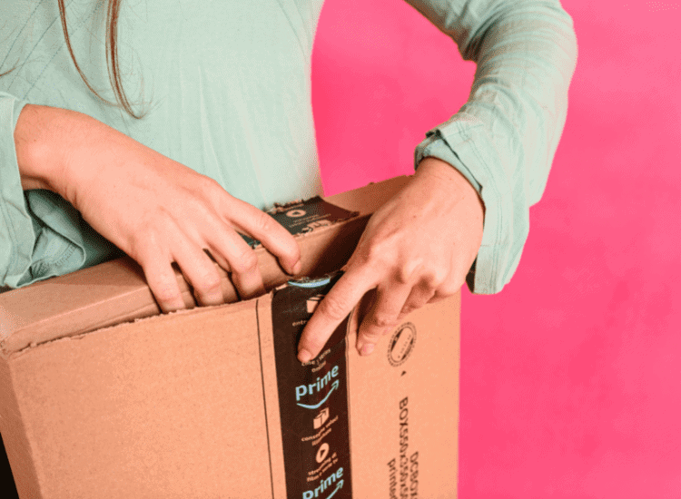 Amazon Prime har kommit till Sverige - här öppnas ett paket.