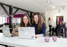 Anna-Karin och Maria arbetar med TopVisibles digitala verktyg