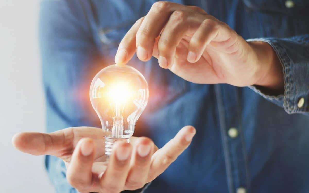 Digitala nyheter om Bing Insights. På bilden är det händer som håller i en glödlampa.