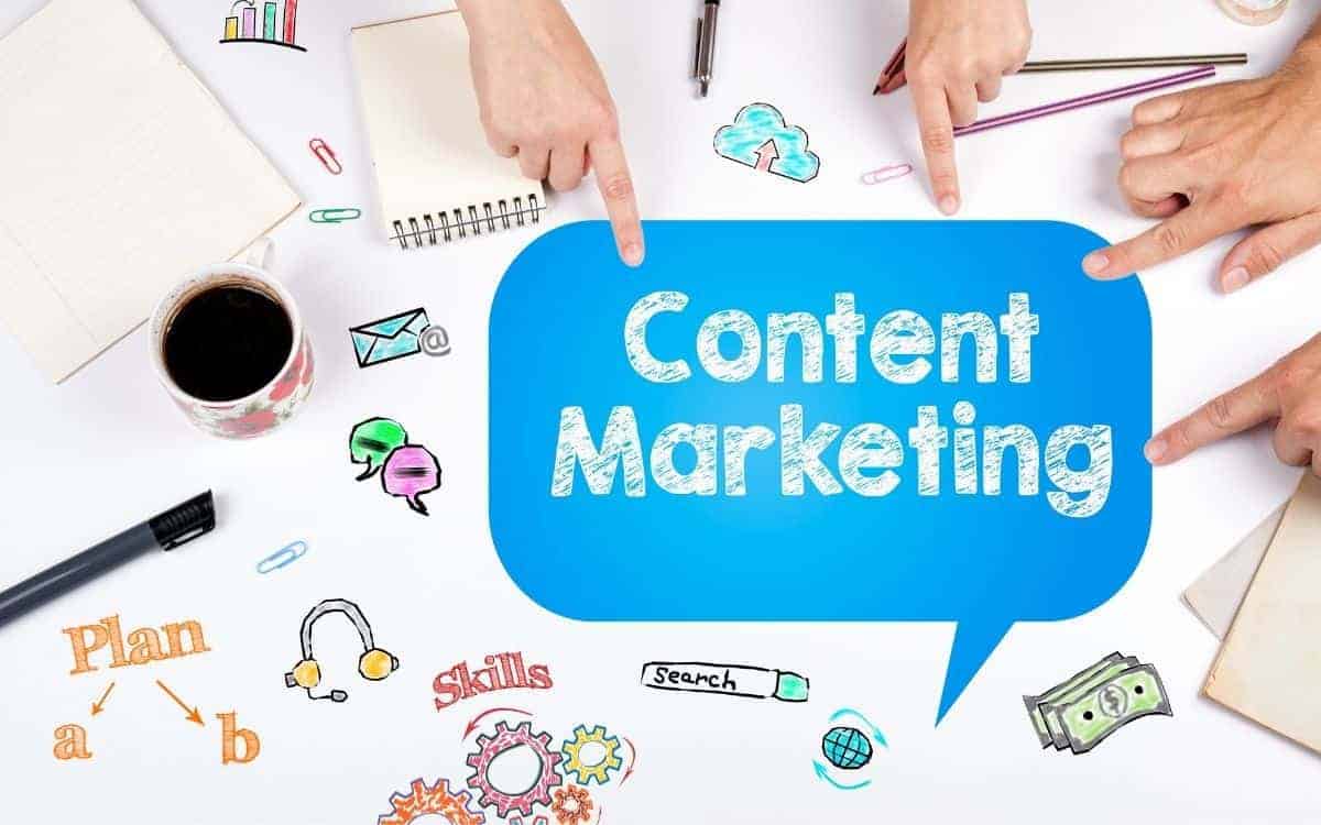 Digitala nyheter om Content Marketing. Bilden visar händer som pekar på en pratbubbla med Content Marketin.g