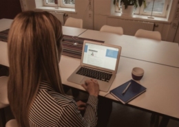 Sandra läser inför sin Adwords-certifiering