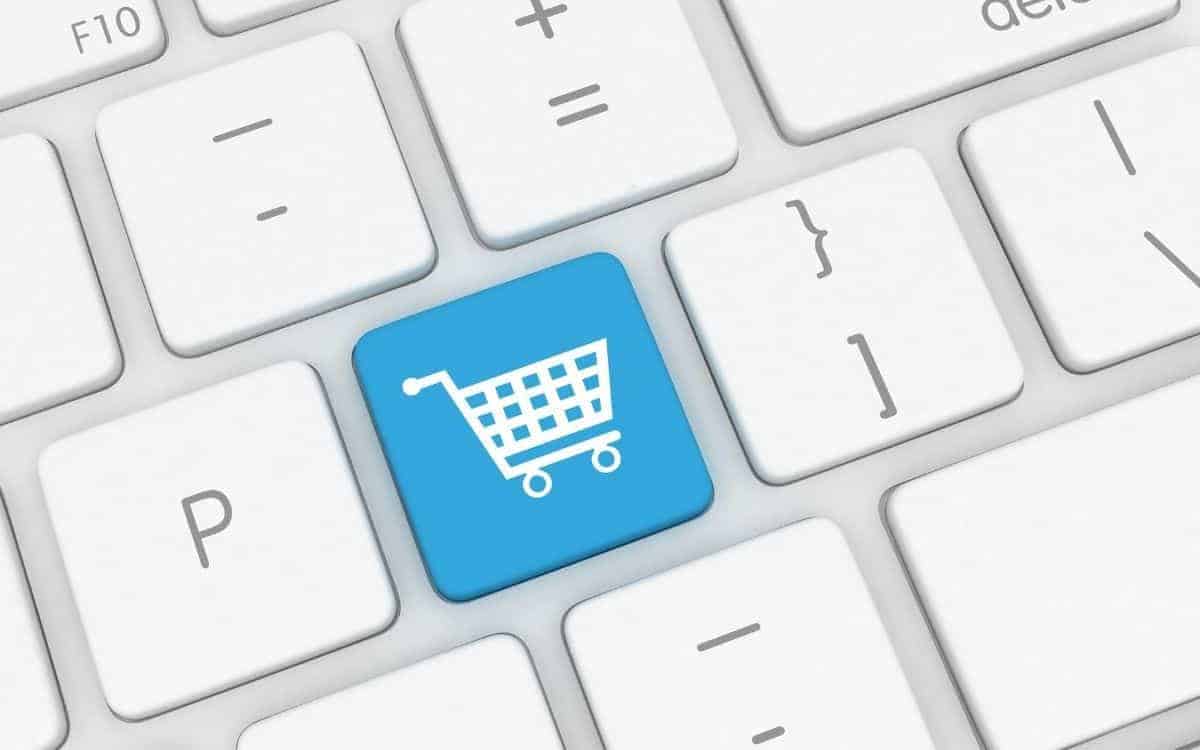Tangentbord med en shoppingvagn. Digitala nyheter om Googles rekommendationer för e-handlare.