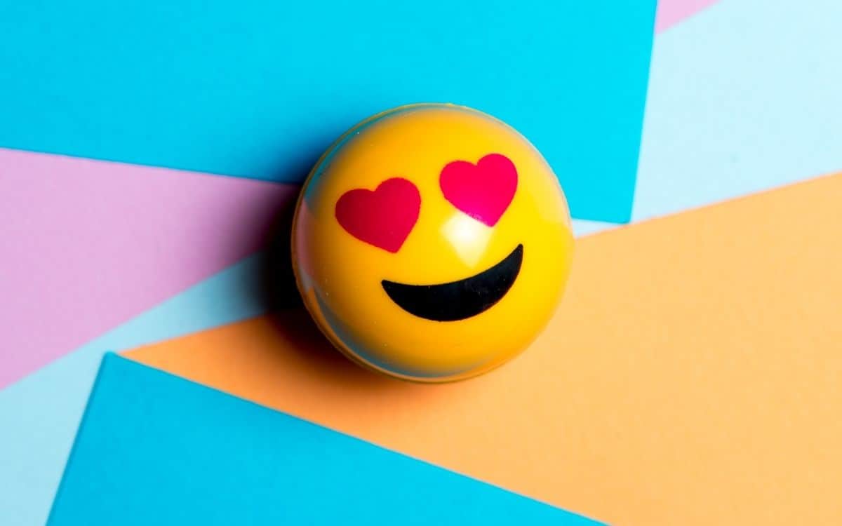 Digitala nyheter om emojis 2021. Bild på en emoji.