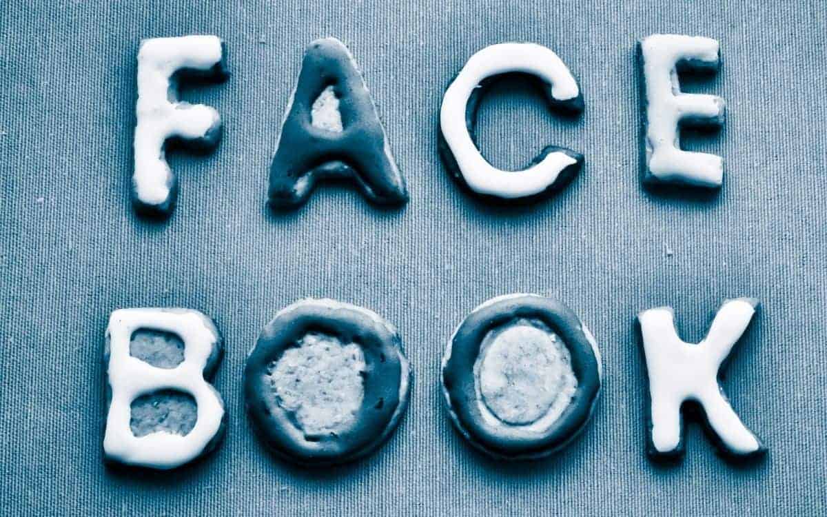 Textbild på ordet Facebook. Digitala nyheter om deras pågående kris