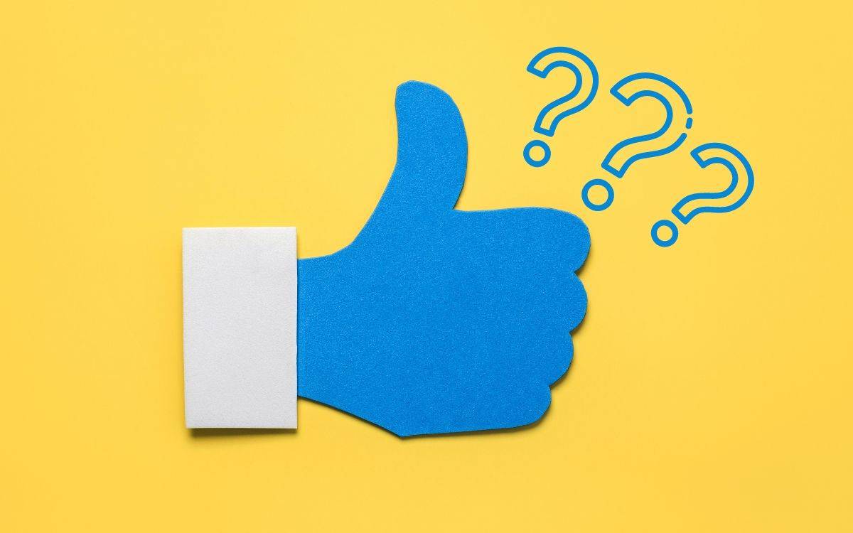Bild på en Facebook like-tumme och frågetecken. Digitala Nyheter om Facebooks namnbyte.