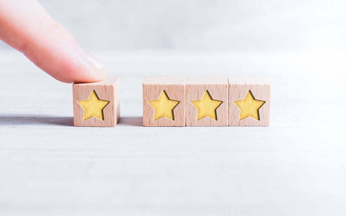 Fyra stycken klossar med stjärnor på. Fyra digitala nyheter från Google Ads