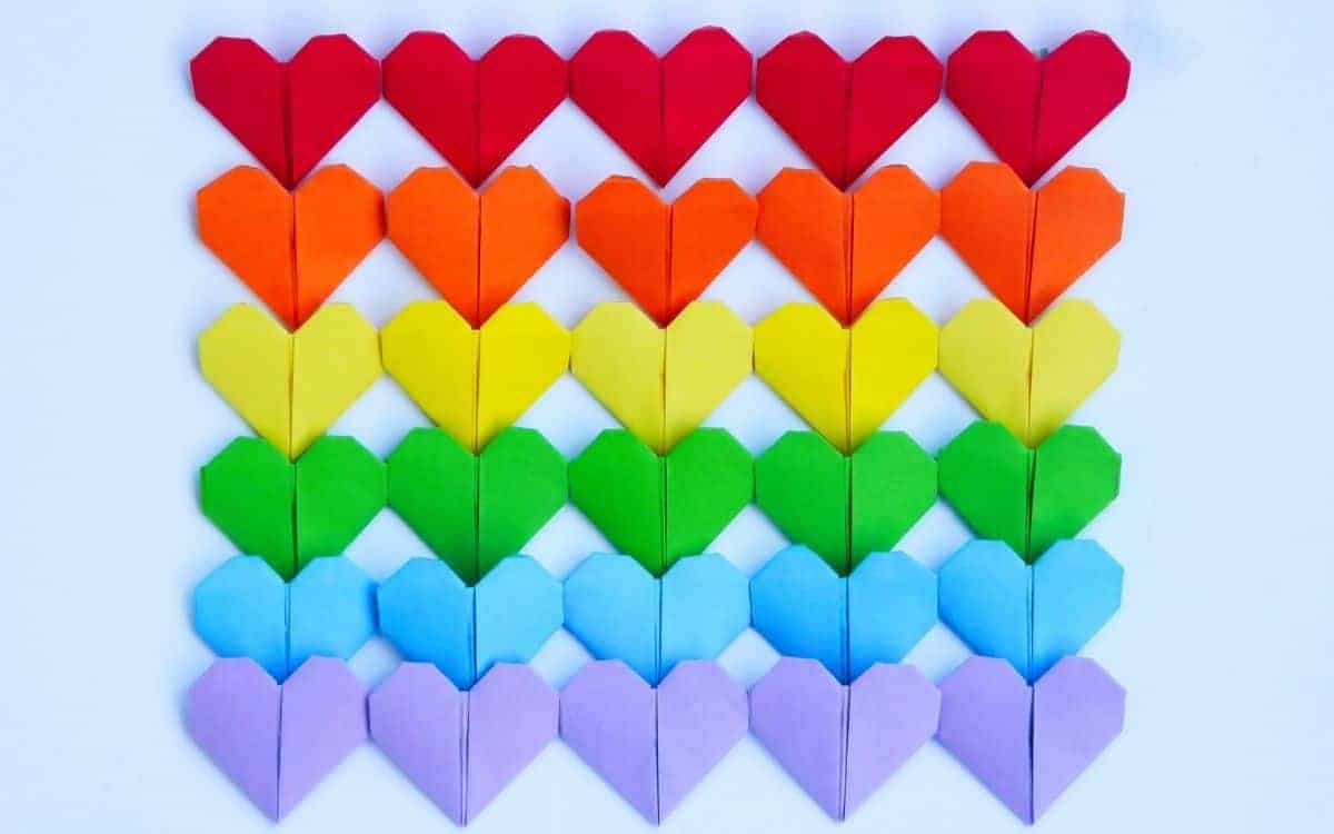 Pappershjärtan i LGBTQ+ färger.