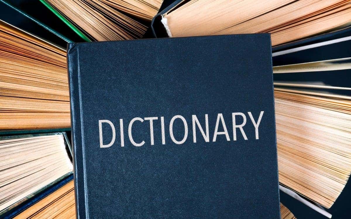 Digitala nyheter om Googles dagliga ord. Bild på en ordbok.