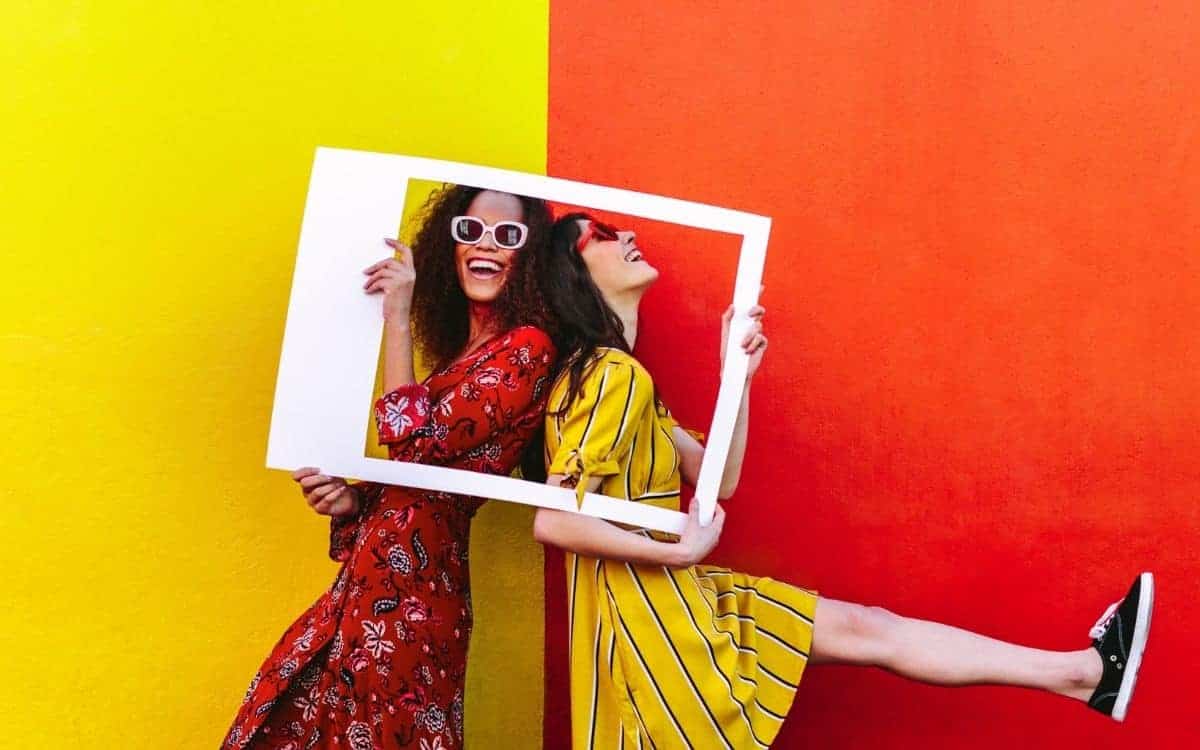 Bild på tvi tjejer som delar på en ram. Nyhet om Instagram Collab