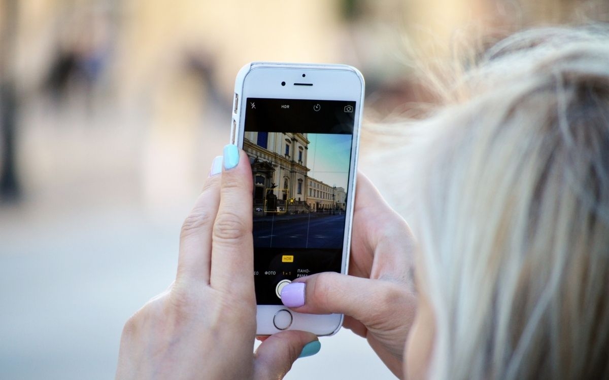 En person som spelar in en video på telefonen. Digitala nyheter om Instagram Stories