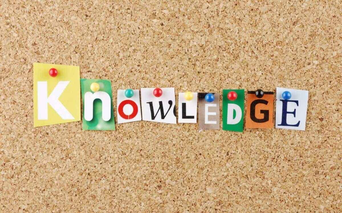 En anslagstavla där man nålat fast bokstäver som stavar: Knowledge