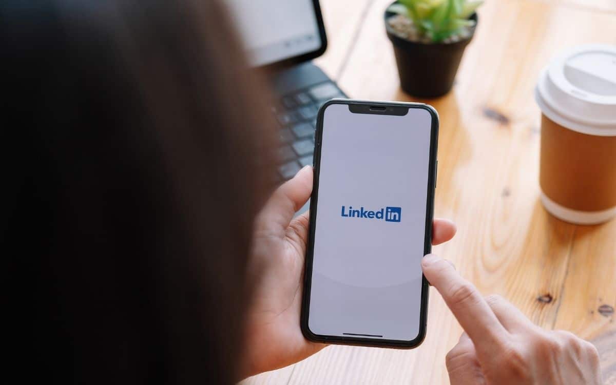 Bild på en telefon som visar LinkedIn loggan.