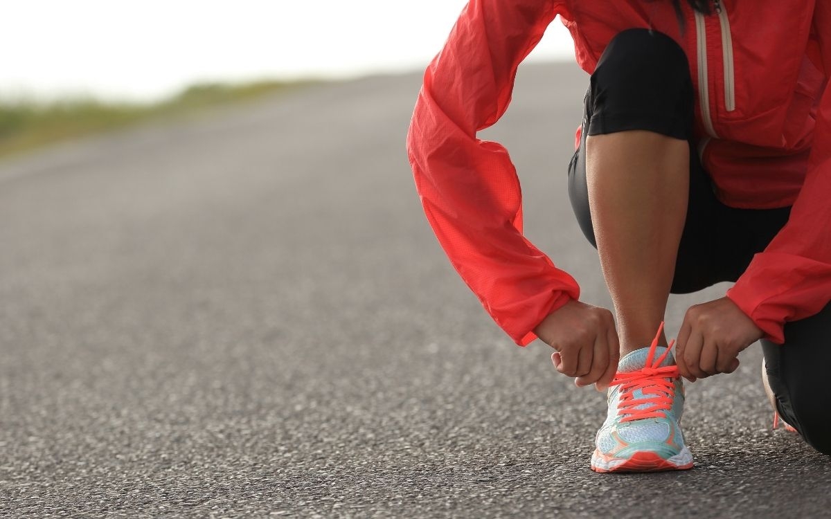 Digita nyheter om Google PageSpeed Insights. Bild på person som knyter skorna och gör sig redo för att springa.