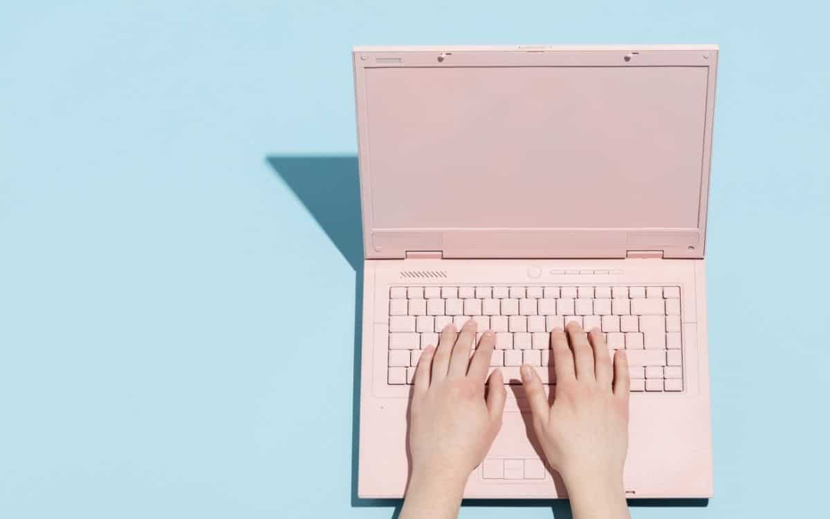 Händer skriver på dator. Digitala nyheter om bloggande.