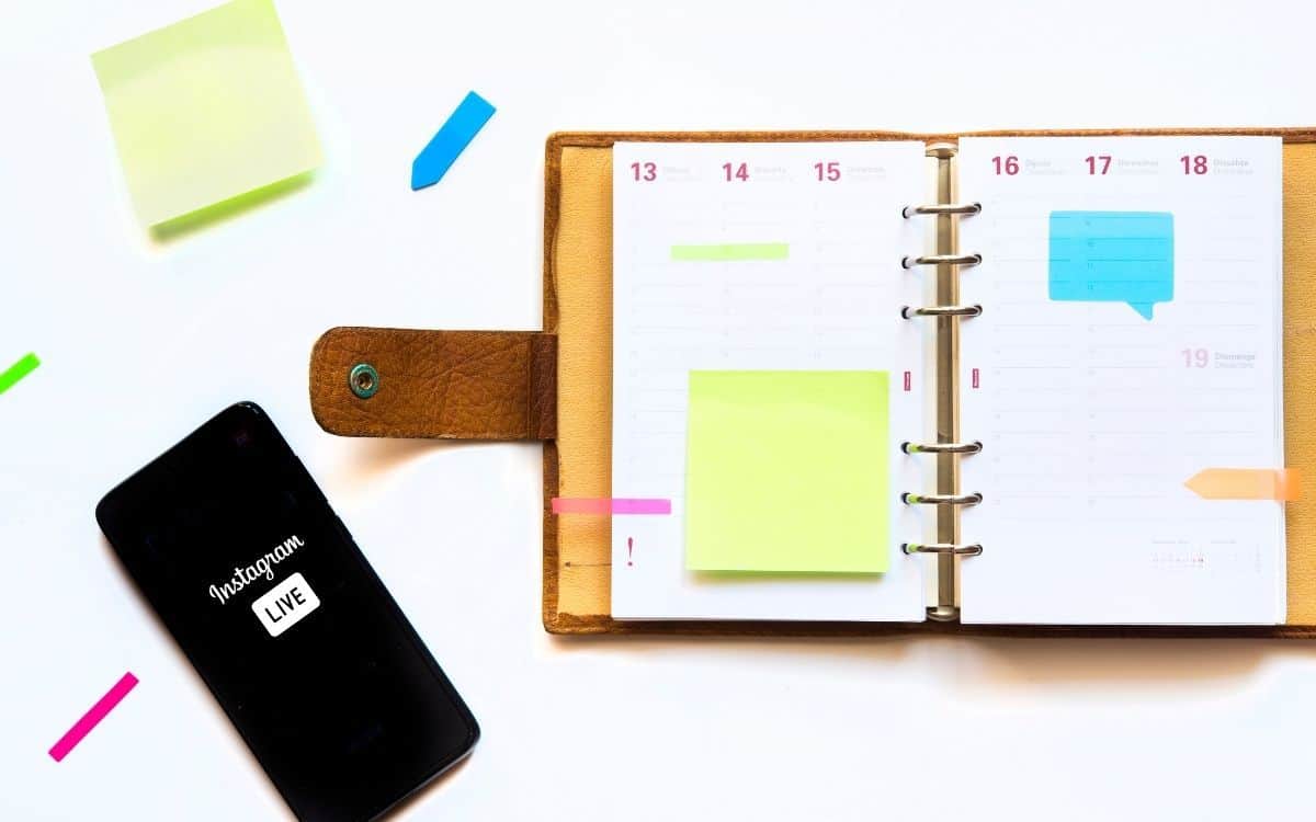 Bild på en telefon som visar Instagram Live bredvid en kalender.