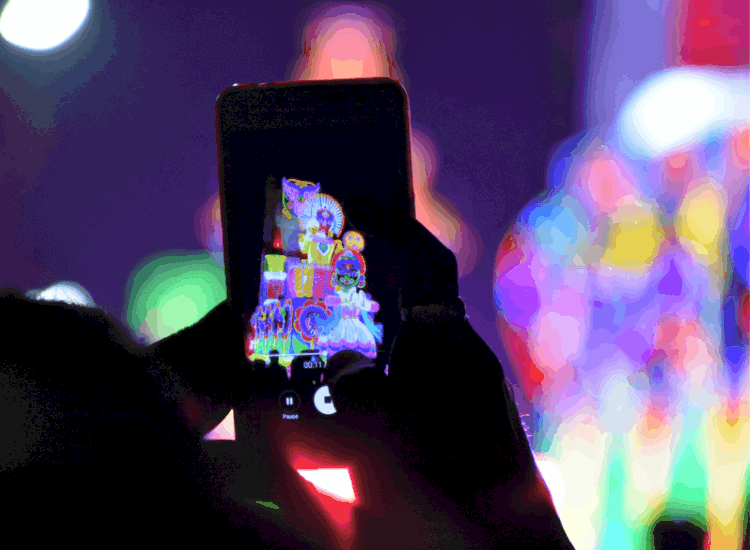 Telefon som filmar en Instagram eller TikTok video