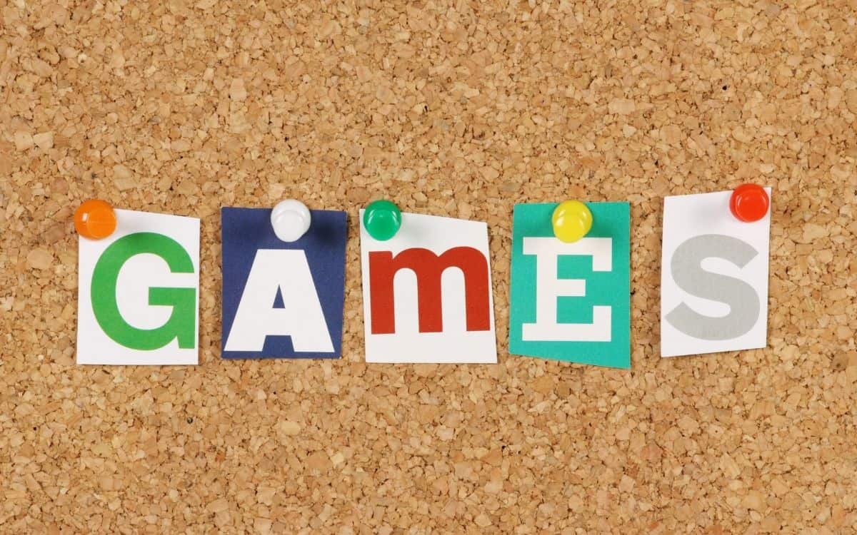 Korktavla med pinnade bokstäver: