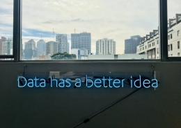 skylt som säger "data has a better idea"