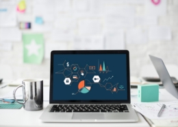 Grå macbook på skrivbord som visar animerad bild av grafer och google tag manager