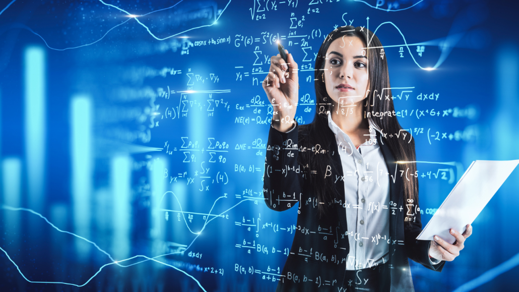 Kvinna skriver algoritm på tavla